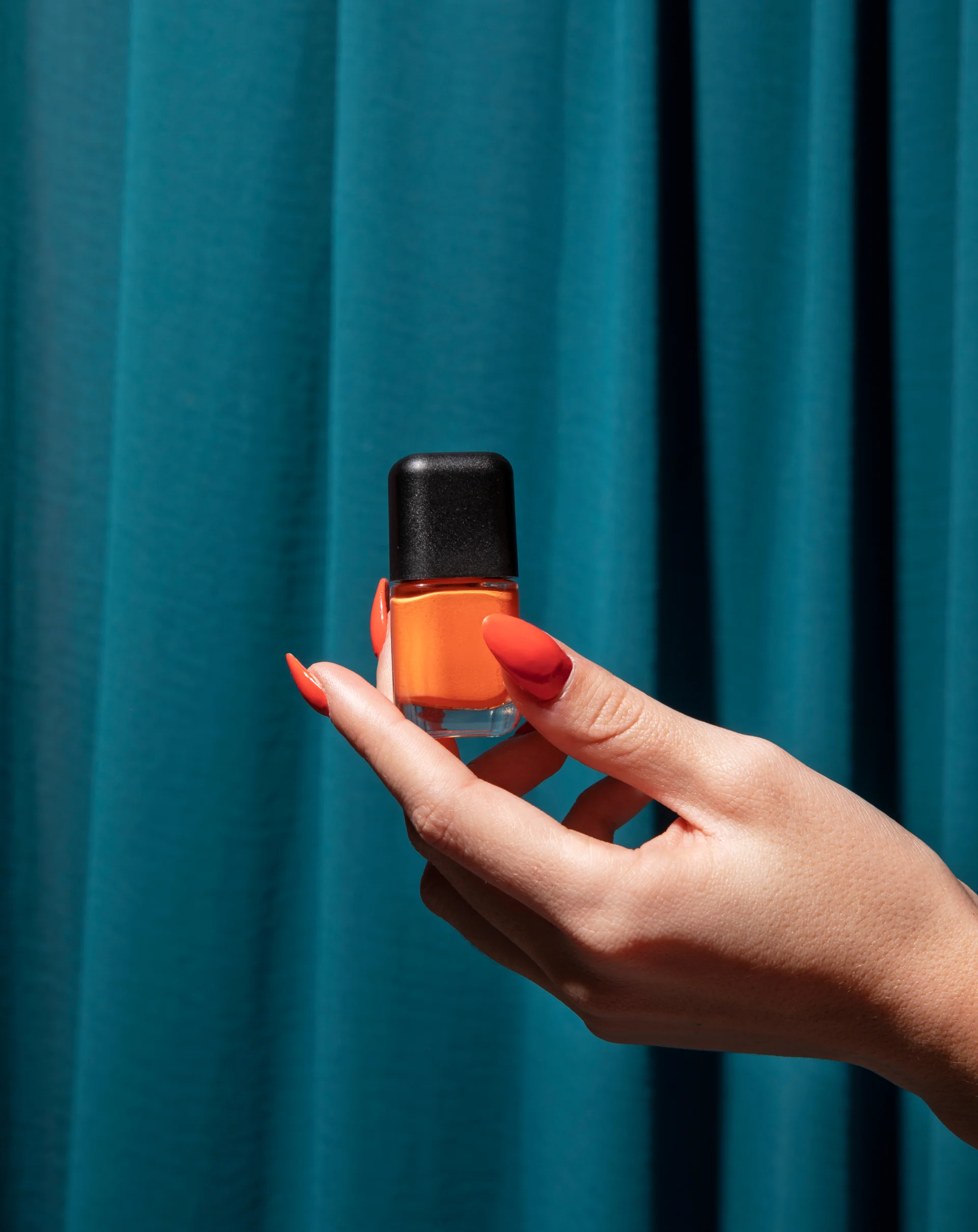 6 Benefits of Visiting a Beauty Salon for Nail Services